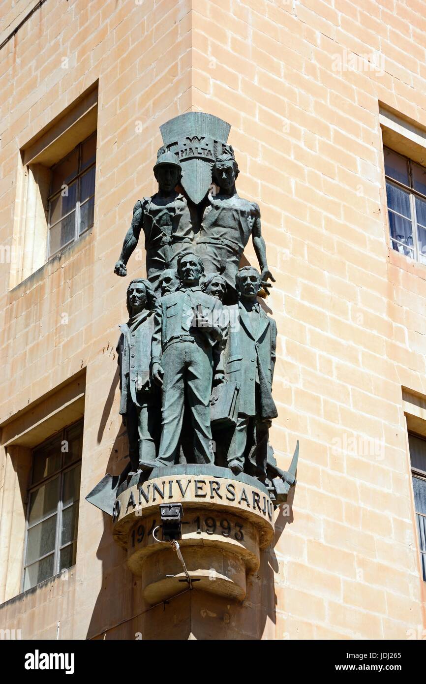 Lavoratori statua commemorativa sui lavoratori Memorial Building lungo South Street, Valletta, Malta, l'Europa. Foto Stock