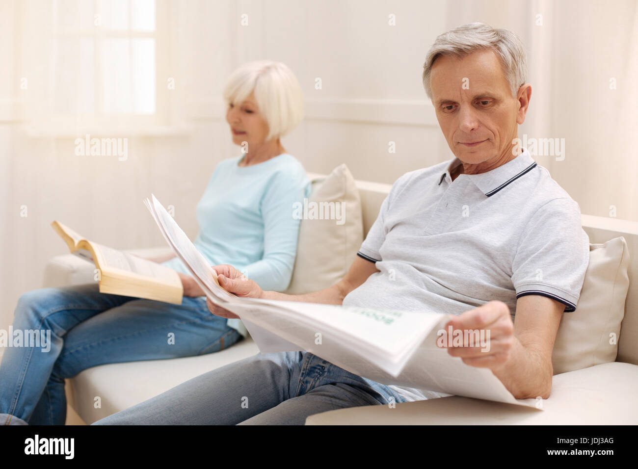 Smart produttivo gentleman come ottenere un aggiornamento sulle ultime notizie Foto Stock