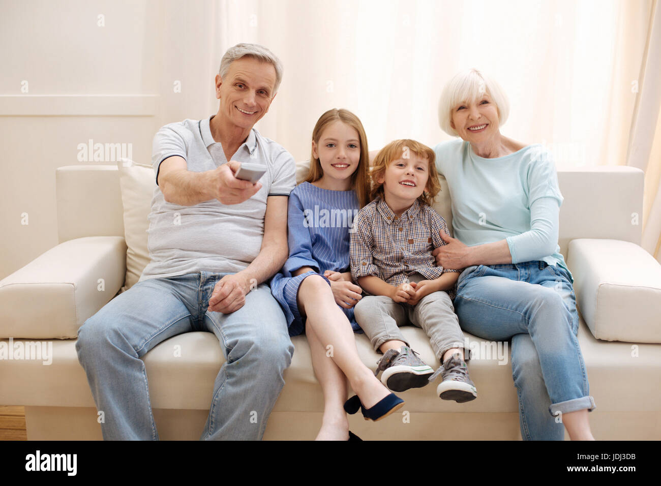 Positivo famiglia vibranti a guardare un film insieme Foto Stock