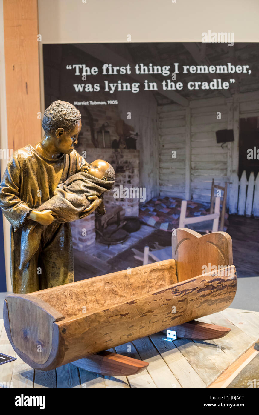Chiesa Creek, Maryland - Scultura di Harriet Tubman all'Harriet Tubman Underground Railroad Visitor Center, un progetto congiunto del Parco Nazionale di S Foto Stock