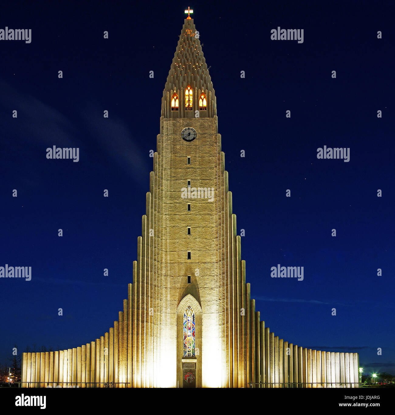 L'Islanda, il suono fury chiesa di notte, l'Europa. , Isola, die Hallgrimmskirche bei Nacht, Europa. Foto Stock