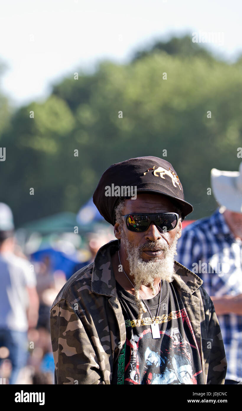 Un Rastafarian uomo godendo la musica in Africa Oye music festival di Sefton Park Liverpool Foto Stock