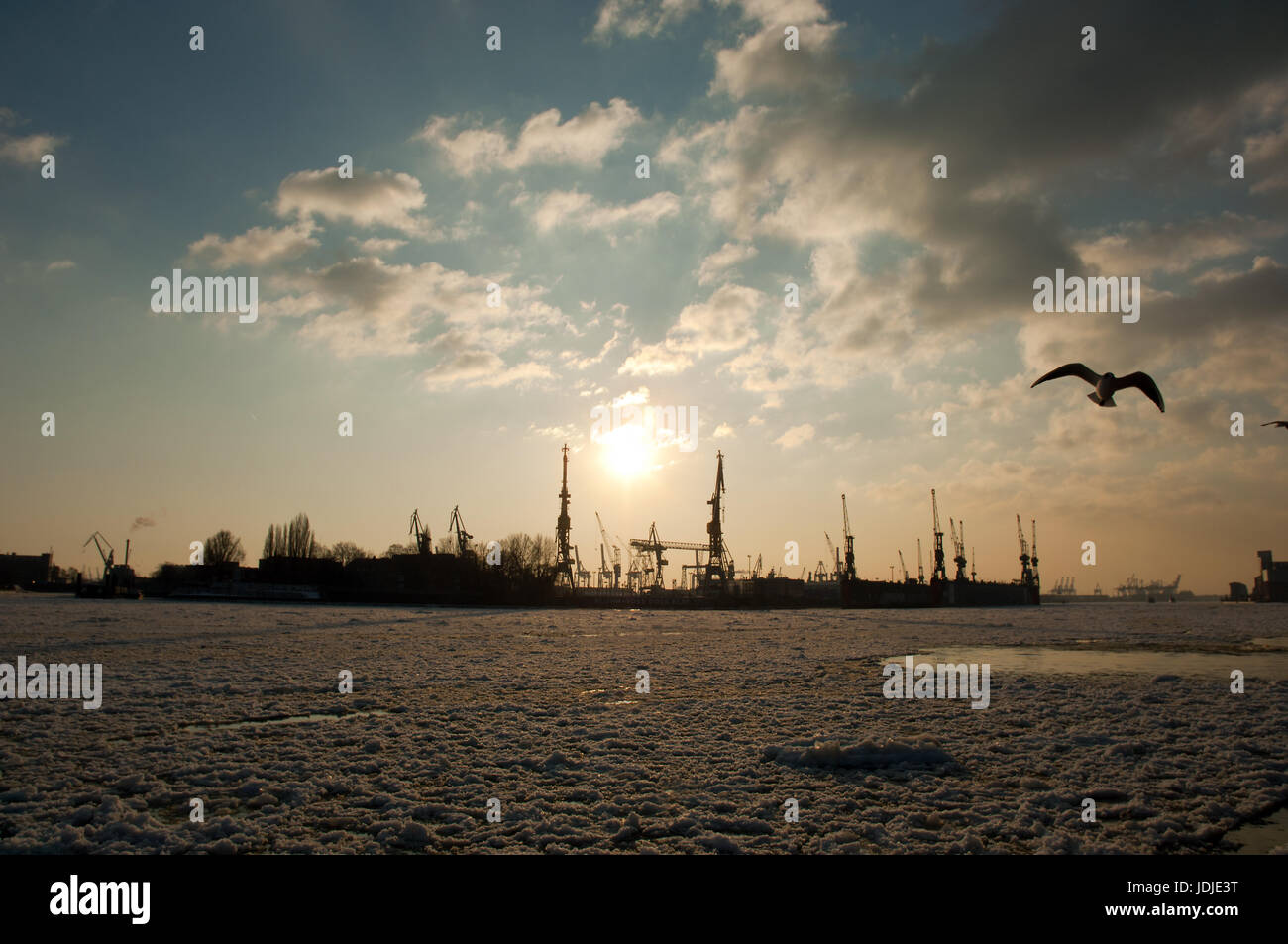 Hamburger Hafen mit Sonnenuntergang Foto Stock
