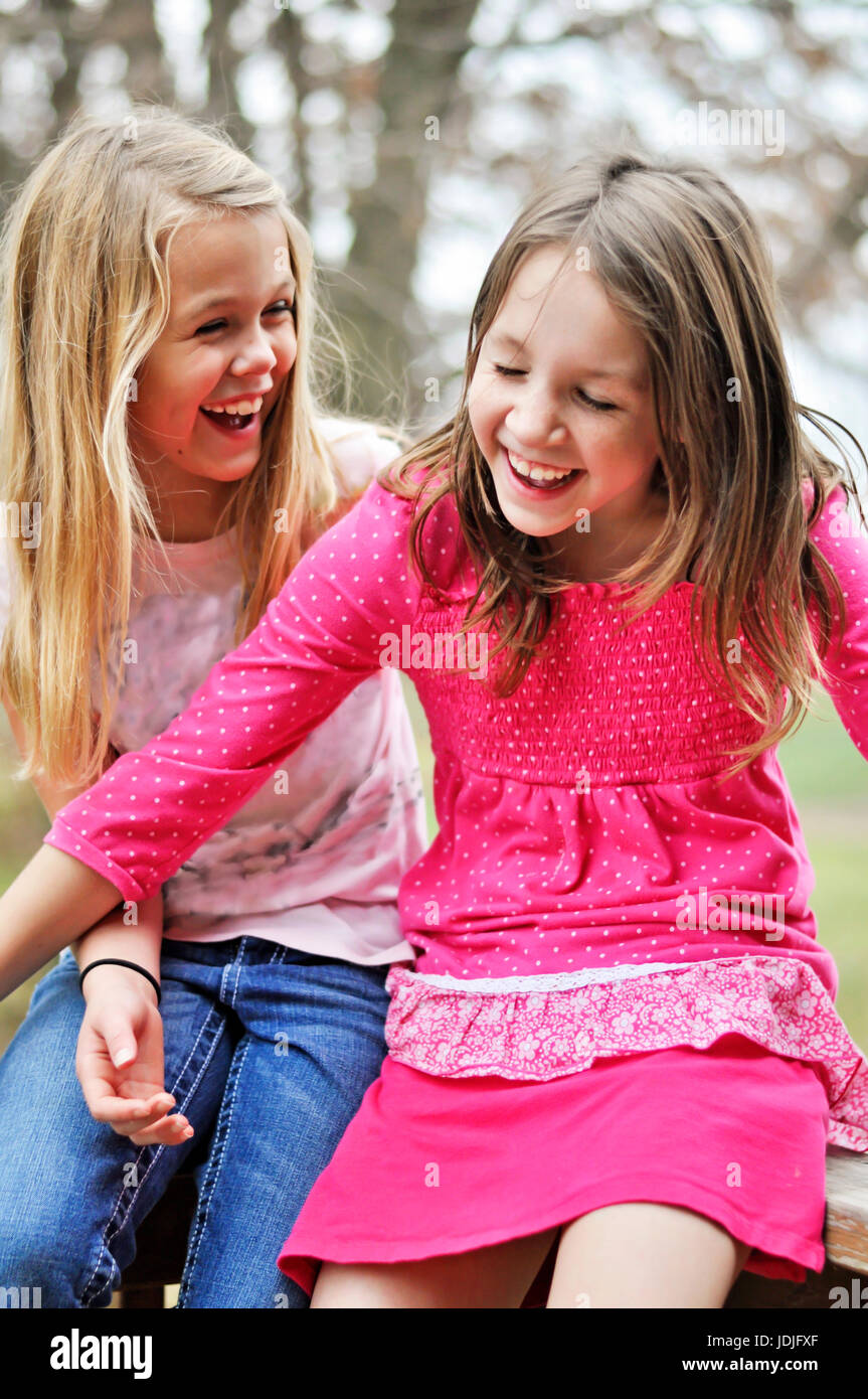 ragazze che ridono Foto Stock