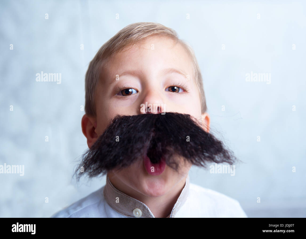 Un ragazzino con un baffi Foto Stock