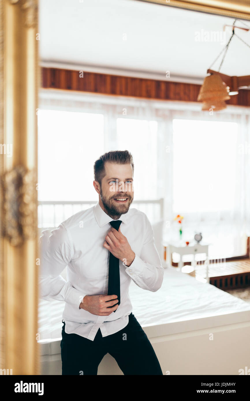 Uomo bello tutto pronto per la grande occasione. Foto Stock