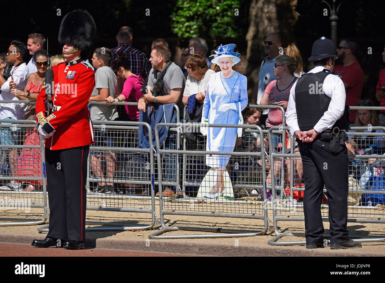 La Regina si ritagliò tra la folla durante Trooping the Colour 2017 in The Mall, Londra, Regno Unito Foto Stock
