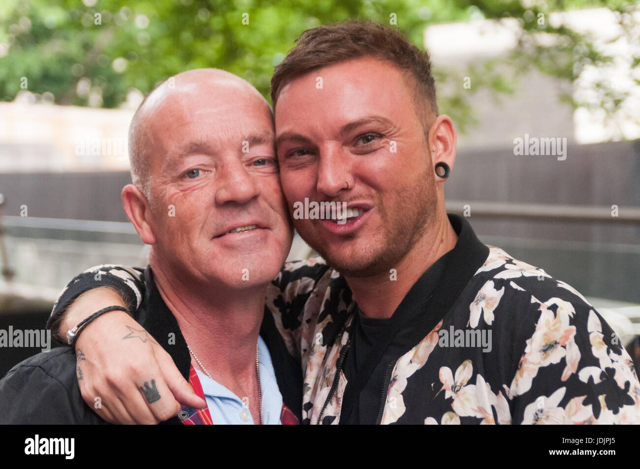 Amici su Manchester's Canal Street nel "Gay Village'. Foto Stock