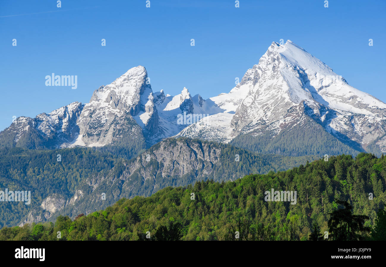 Montaggio innevate vette del Watzmann cresta di montagna nelle Alpi Bavaresi. Paesaggio panoramico del tedesco highland parco nazionale di Berchtesgaden. Foto Stock