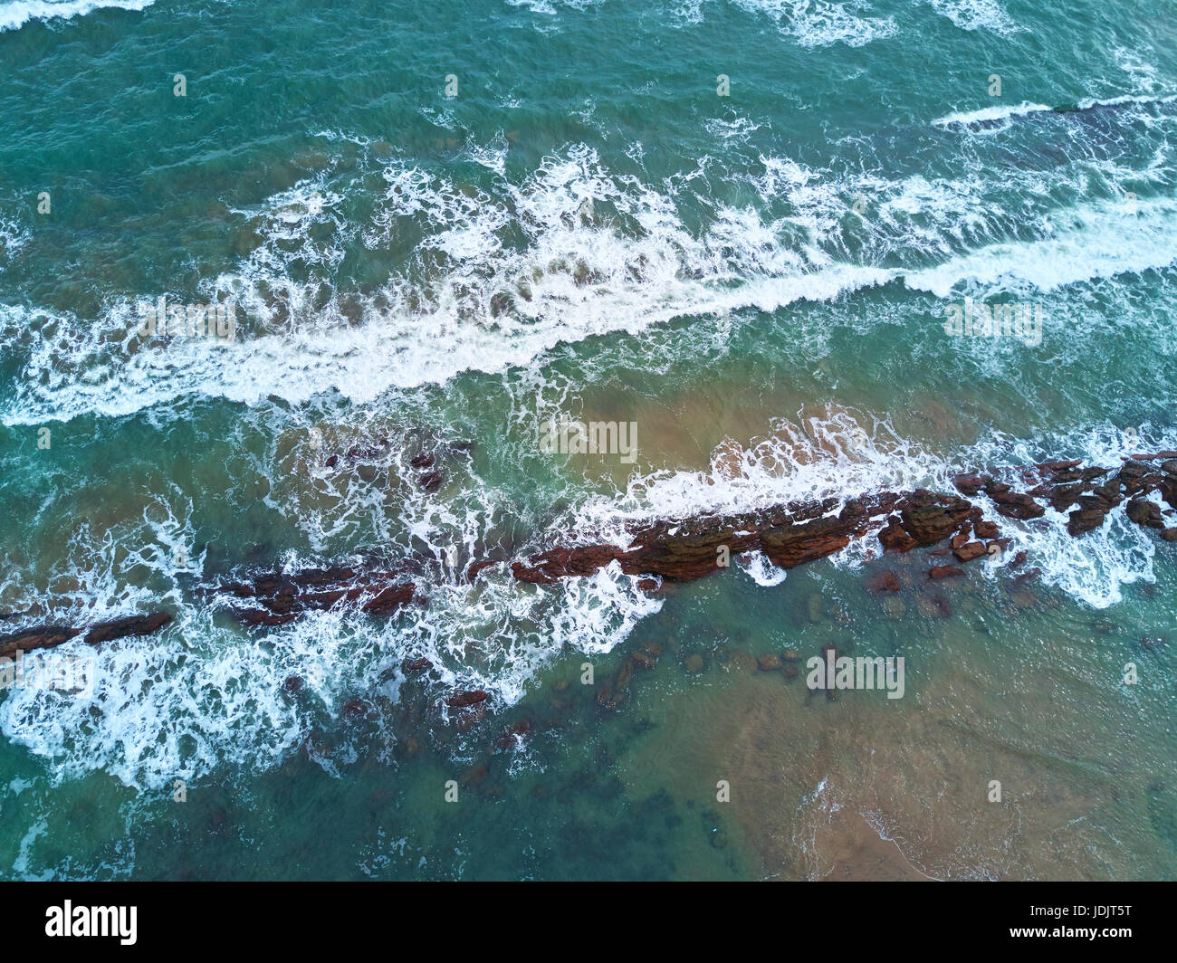 Colorato di acqua oceanica antenna fuco vista. Ocean Superficie costiera Foto Stock