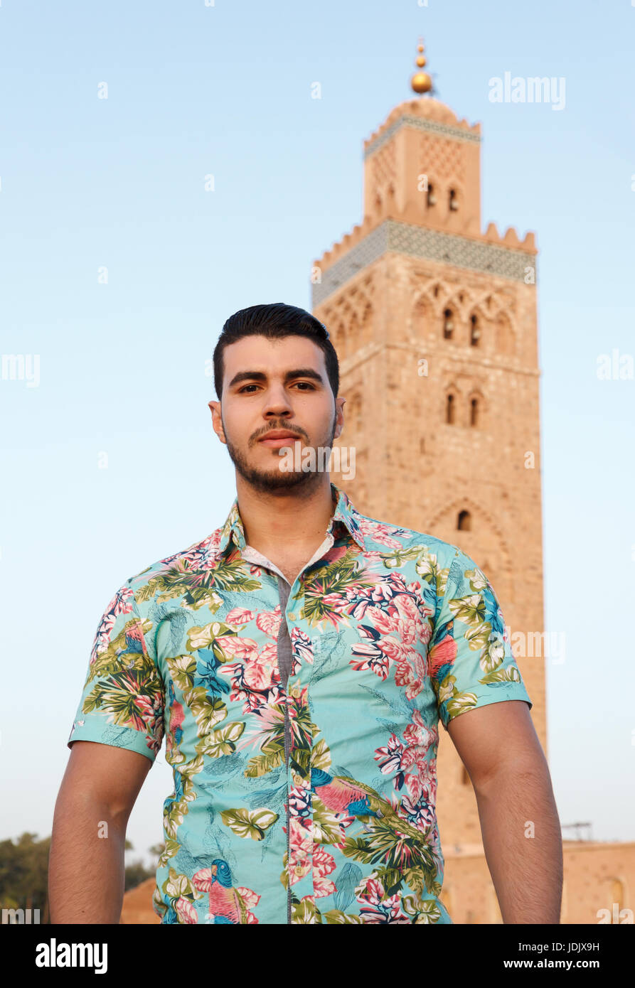 Ritratto di uomo arabo con la moschea di Koutoubia sullo sfondo Foto Stock