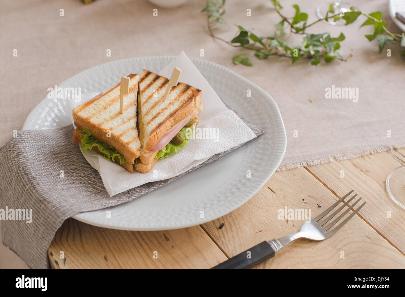 Sandwich servita su piastra Foto Stock