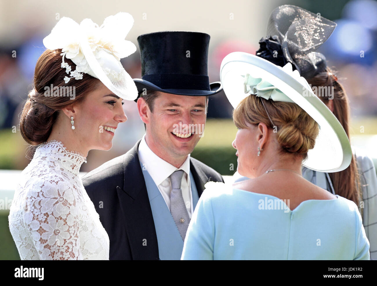 La Duchessa di Cambridge (sinistra) e Carole Middelton (a destra) durante il giorno uno del Royal Ascot a Ascot Racecourse. Stampa foto di associazione. Picture Data: martedì 20 giugno, 2017. Vedere la storia di PA RACING Ascot. Foto di credito dovrebbe leggere: Jonathan Brady/filo PA. Restrizioni: Utilizzo soggetto a restrizioni. Solo uso editoriale, nessun uso commerciale o promozionale. Nessuna delle vendite private Foto Stock