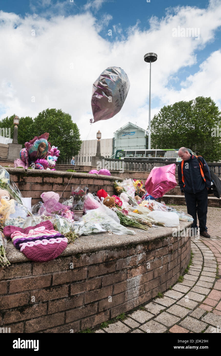 Stockport persone piangono Manchester vittime dei bombardamenti di Arena di Manchester a maggio 2017 Foto Stock