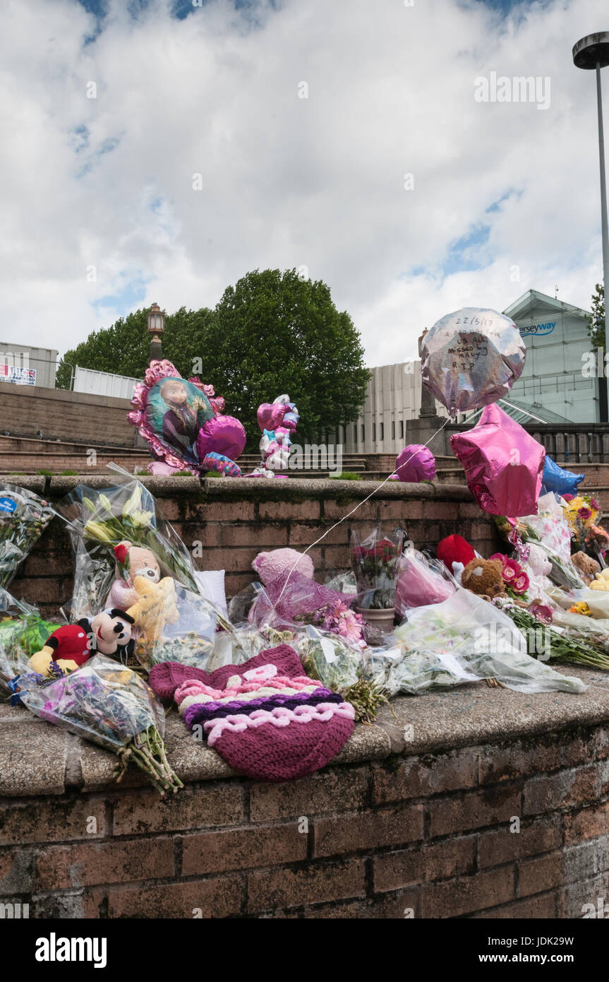 Stockport persone piangono Manchester vittime dei bombardamenti di Arena di Manchester a maggio 2017 Foto Stock