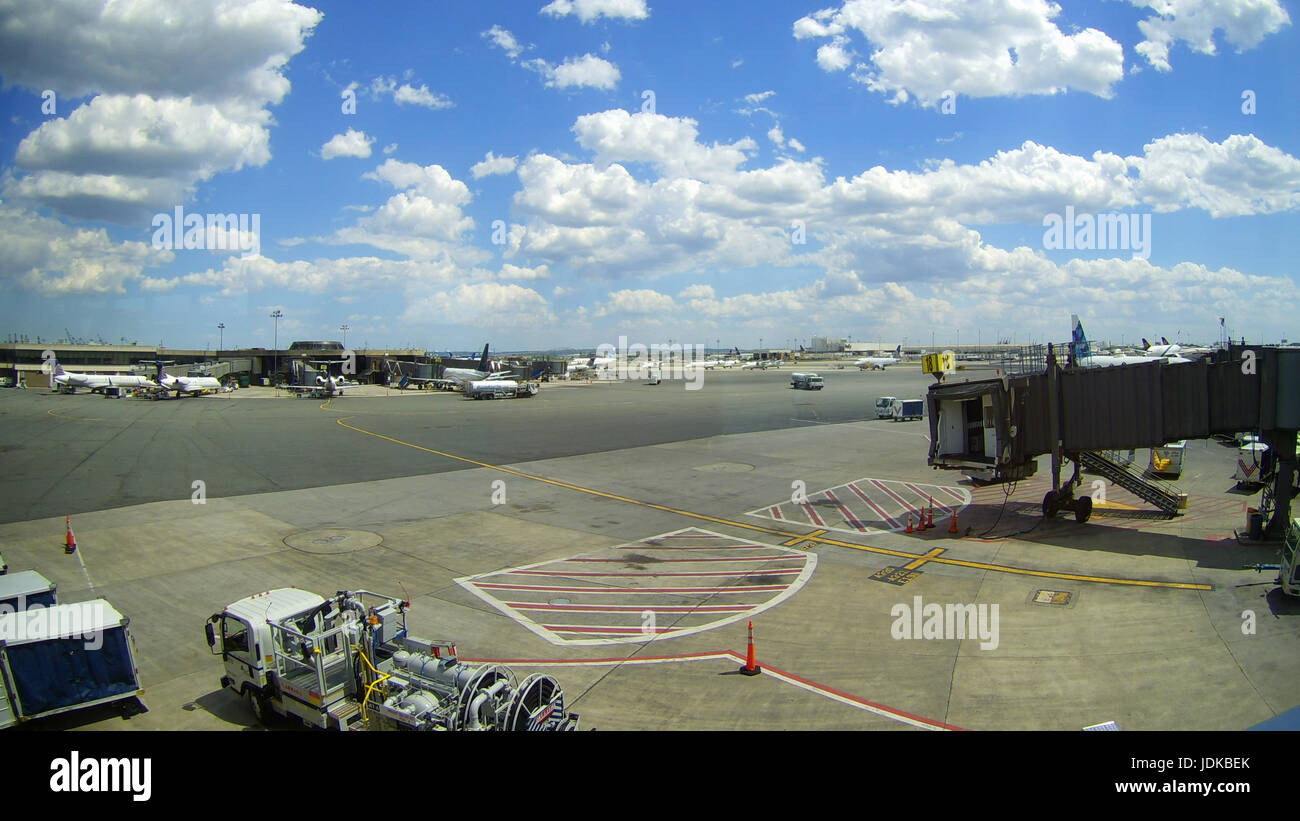 NEWARK, NJ - GIUGNO 07.17: Terminal A dell'Aeroporto Internazionale Liberty di Newark in New Jersey per aeromobili di Continental e JetBlue Foto Stock