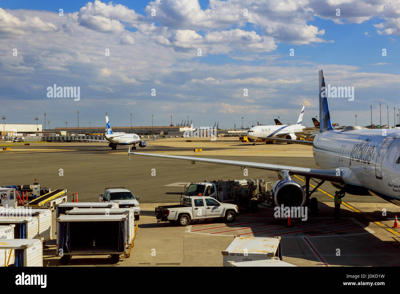 NEWARK, NJ - GIUGNO 07.17: Terminal A dell'Aeroporto Internazionale Liberty di Newark in New Jersey per aeromobili di Continental e JetBlue Foto Stock