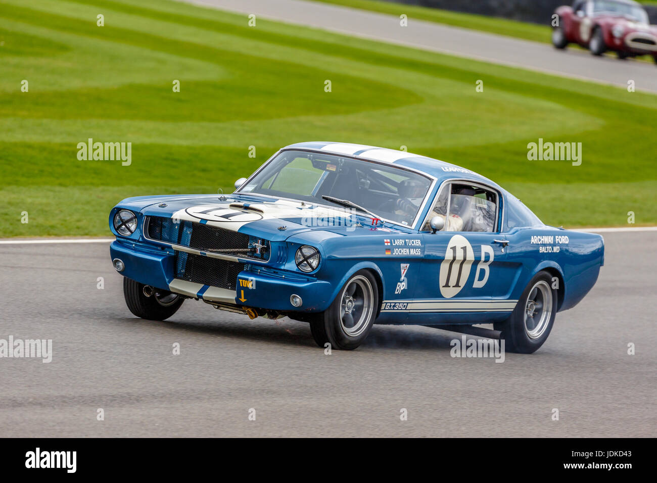 1965 Ford Mustang Shelby GT350 con autista Jochen Mass durante la Graham Hill Trophy gara a Goodwood GRRC LXXV Assemblea dei Soci, Sussex, Regno Unito. Foto Stock