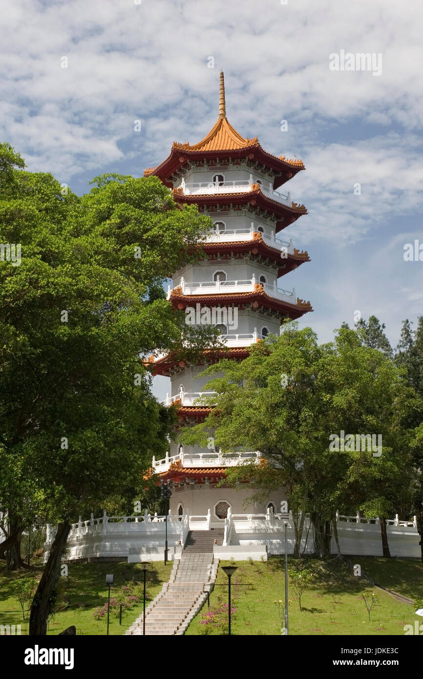 Seven-Storey Pagoda nel le guardie cinesi in Singapore, Seven-Storey pagoda cinese im giardino in Singapur Foto Stock