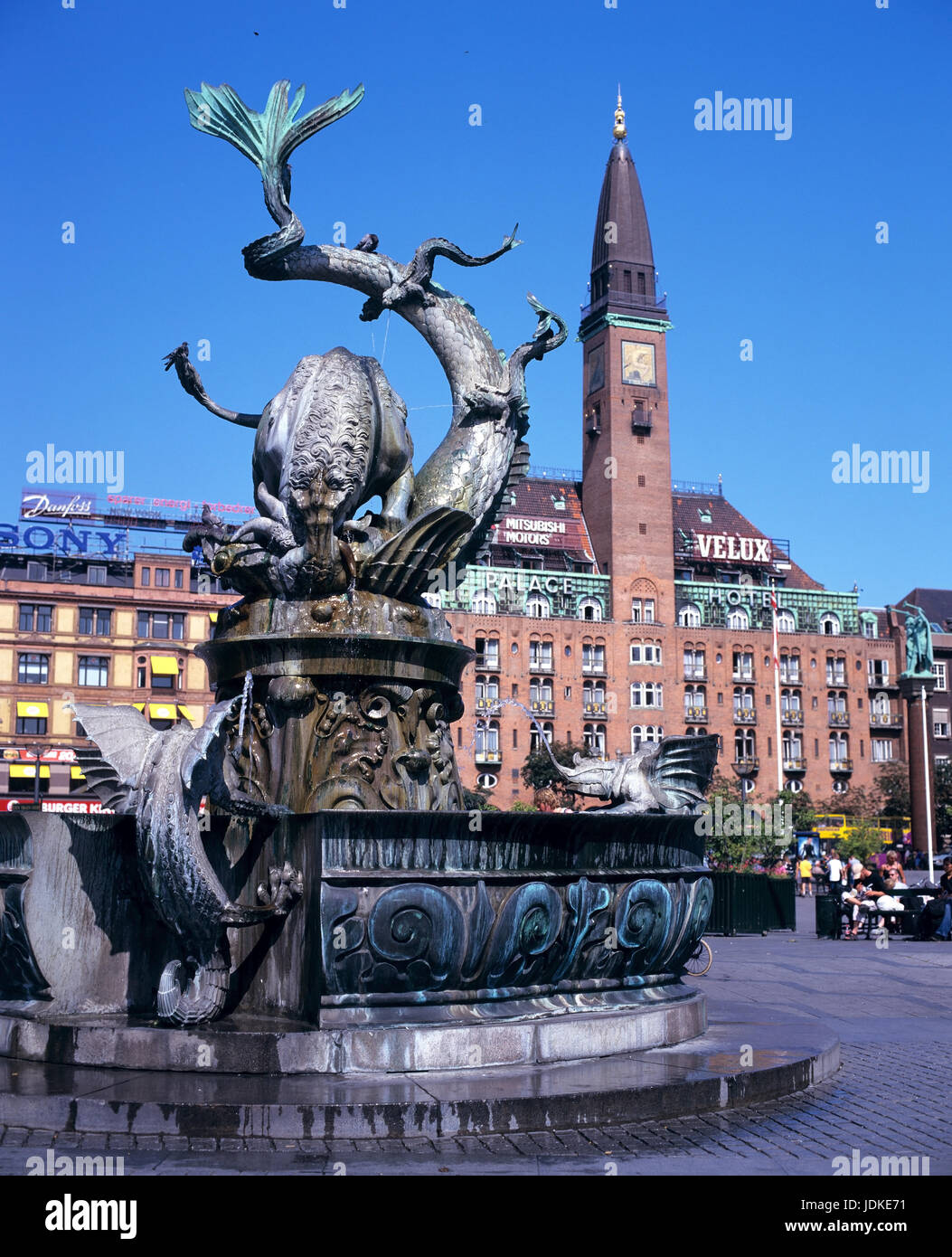 Danimarca, Copenaghen, alla piazza del municipio, Dragon's bene, Daenemark, Kopenhagen, Rathausplatz Drachenbrunnen Foto Stock