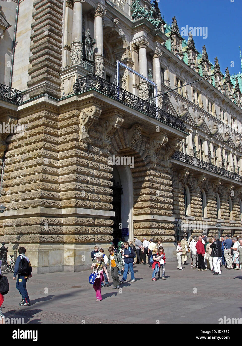 Germania, Amburgo, Municipio di mercato turistico, prima di city hall, Deutschland, Rathausmarkt, vor Touristen Rathaus Foto Stock