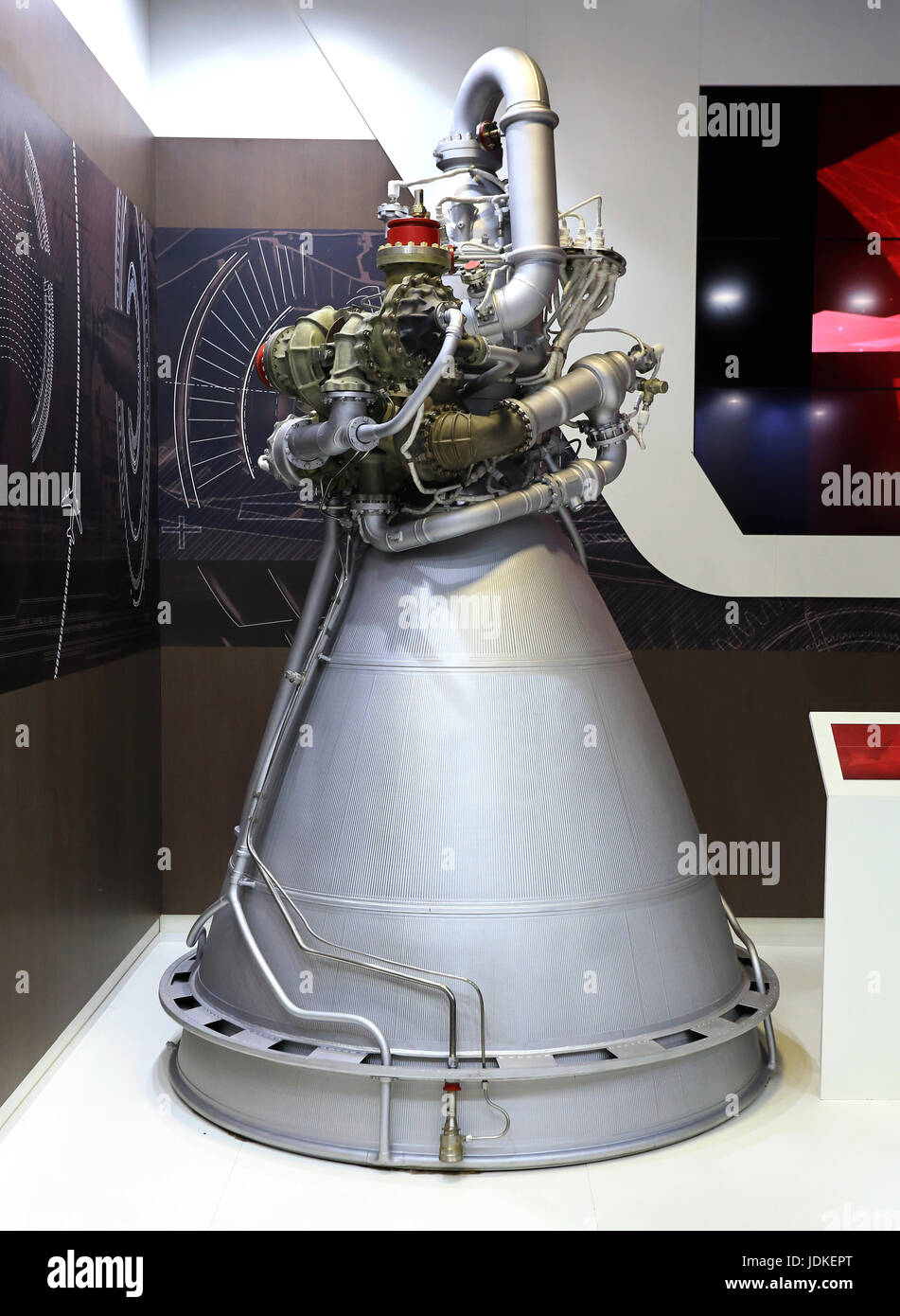 A razzo a propellente liquido con motore idraulico esterno di turbina, tubazioni esterne, aggregati e la camera di combustione Foto Stock