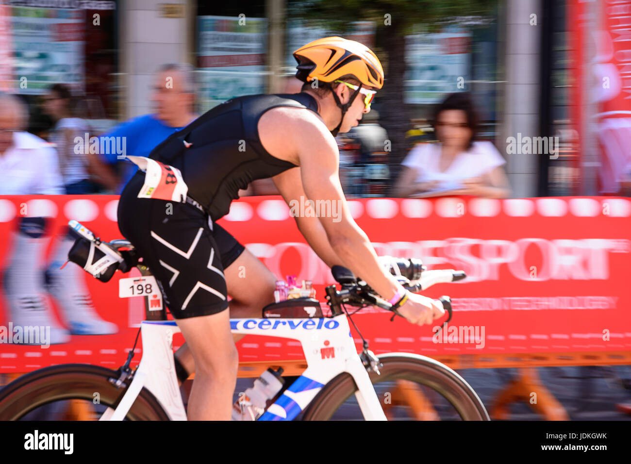 Pescara, Italia - 18 Giugno 2017: atleta inizia il test di bicicletta a Pescara's Ironman 70,3 Foto Stock