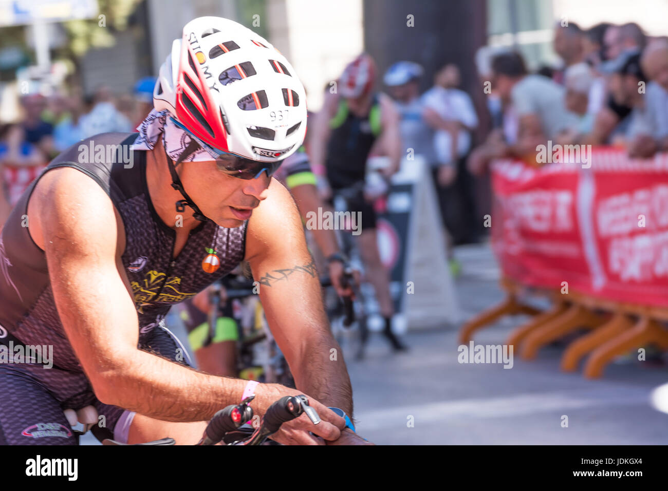 Pescara, Italia - 18 Giugno 2017: atleta inizia il test di bicicletta a Pescara's Ironman 70,3 Foto Stock