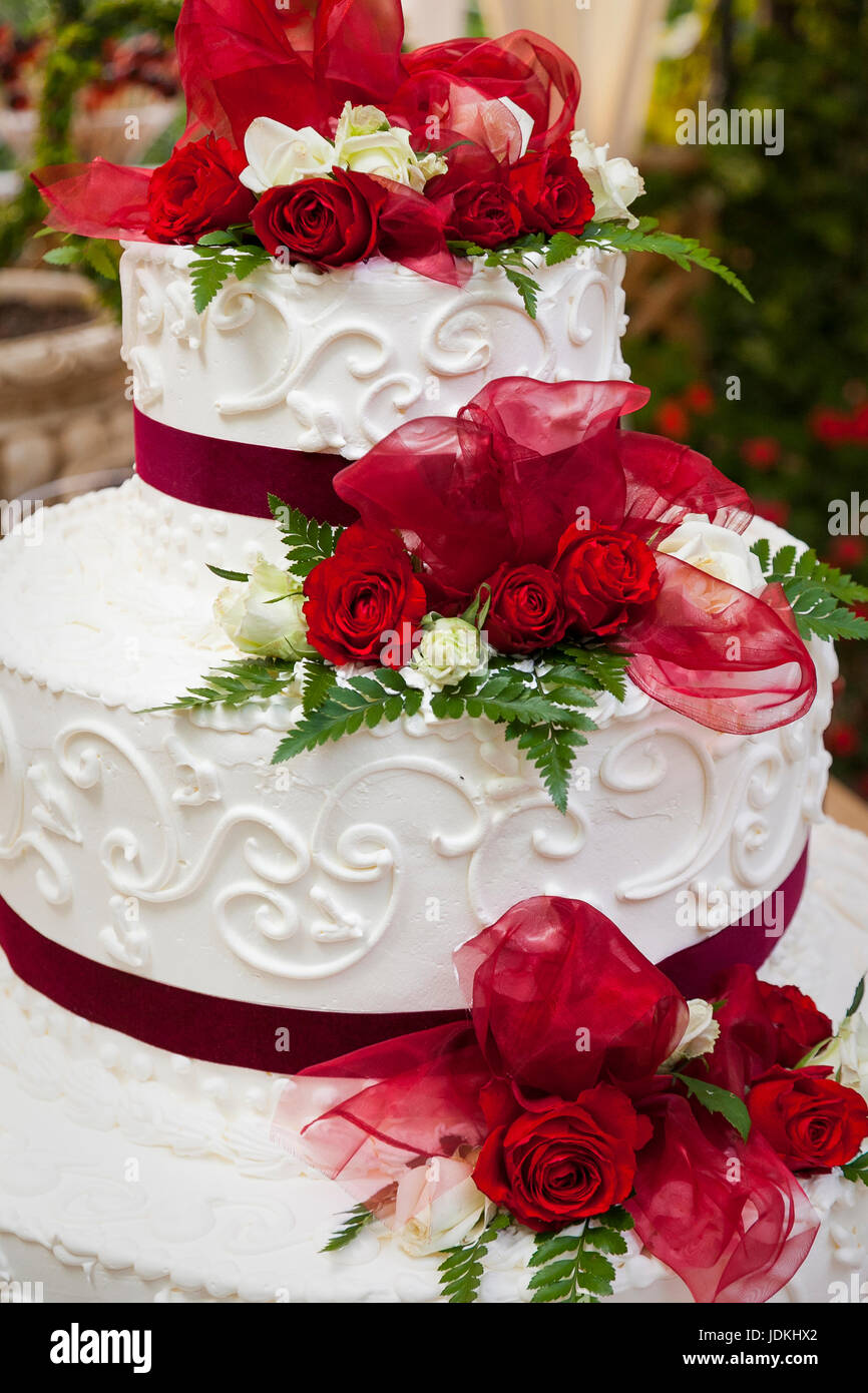 Torta di nozze con rose rosse Foto stock - Alamy