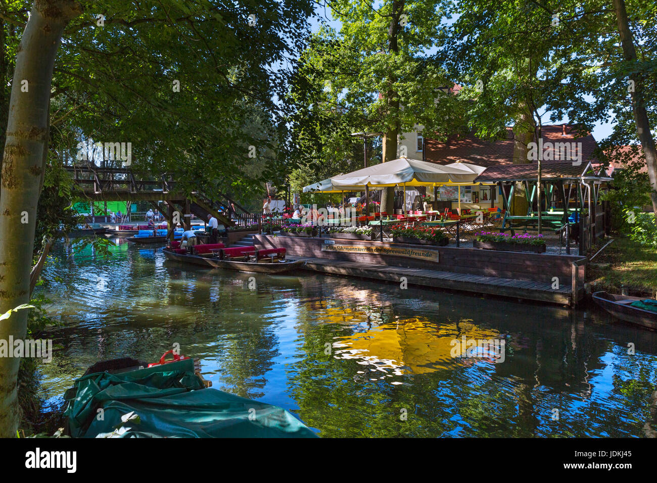 Waterfront cafe su un canale la Kleiner Hafen, Lübbenau (Luebbenau), la Spreewald, Brandeburgo, Germania Foto Stock