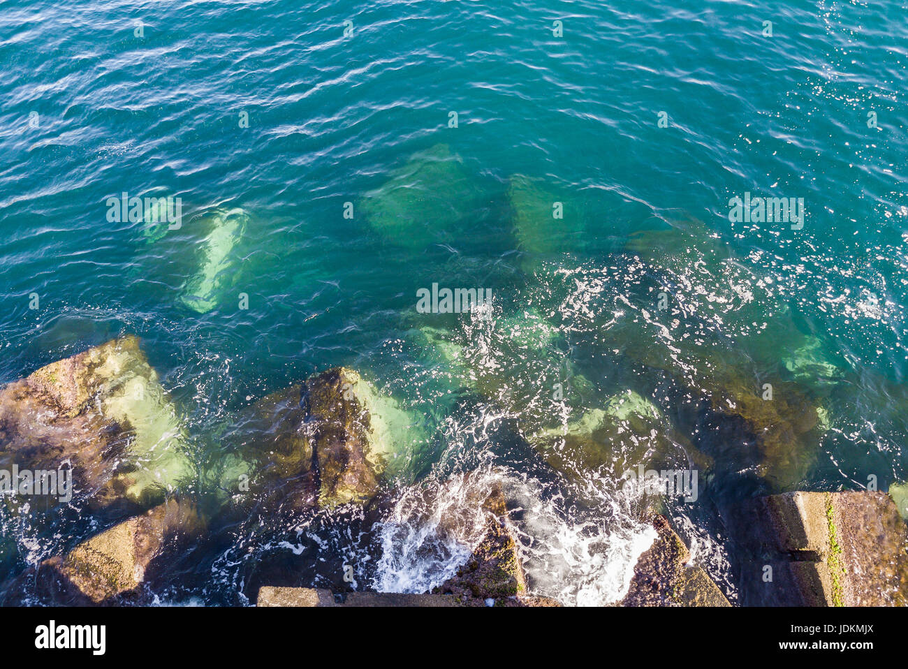 Vista aerea onde su una struttura di frangionde Foto Stock