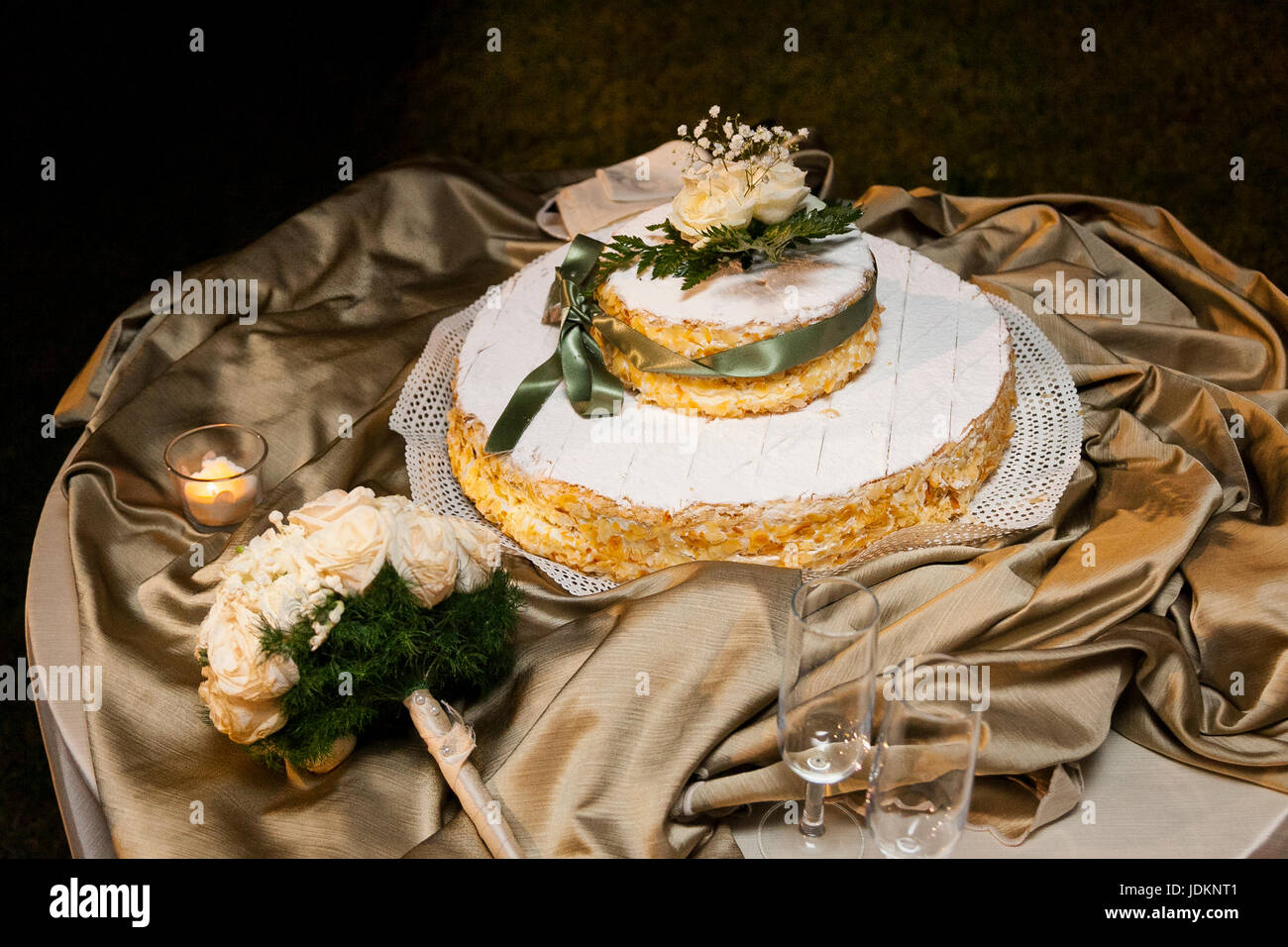 Torta di Nozze con bouquet elegante con preparazione Foto Stock