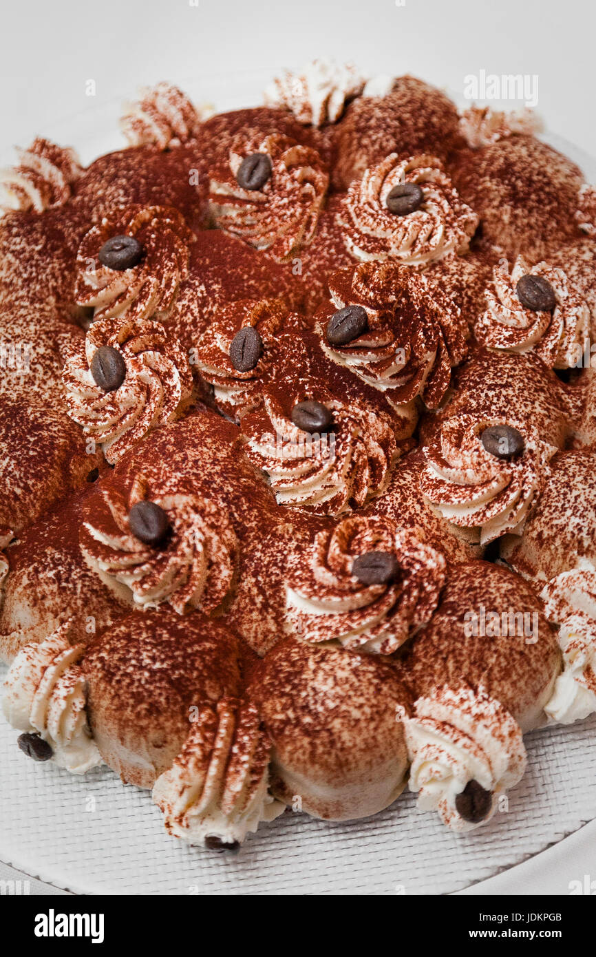 Parte dolci torta con crema di fagioli di caffè e di cacao in polvere Foto Stock