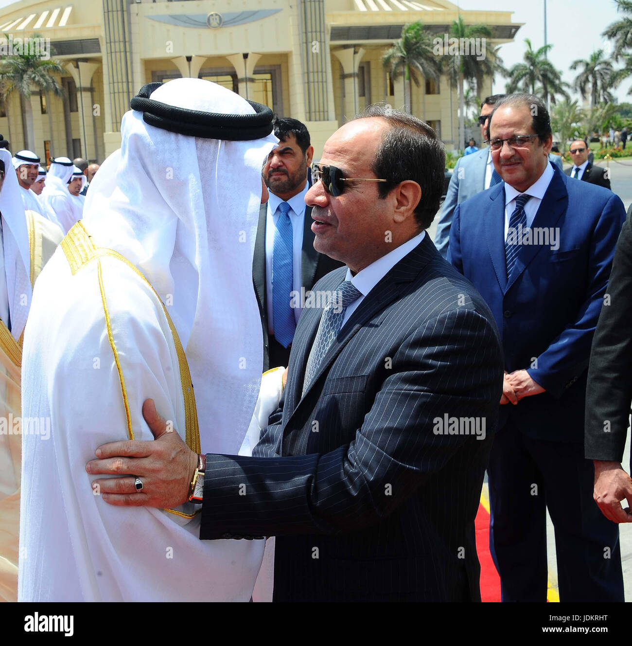 Il Cairo, Egitto. Xx Giugno, 2017. Il Presidente egiziano Abdel Fattah Sisi dice addio al bu Dhabi Principe Ereditario Sheikh Mohammed bin Zayed Al Nahyan all'Aeroporto Internazionale del Cairo al Cairo il 20 giugno 2017 Credito: il Presidente egiziano Ufficio APA/images/ZUMA filo/Alamy Live News Foto Stock