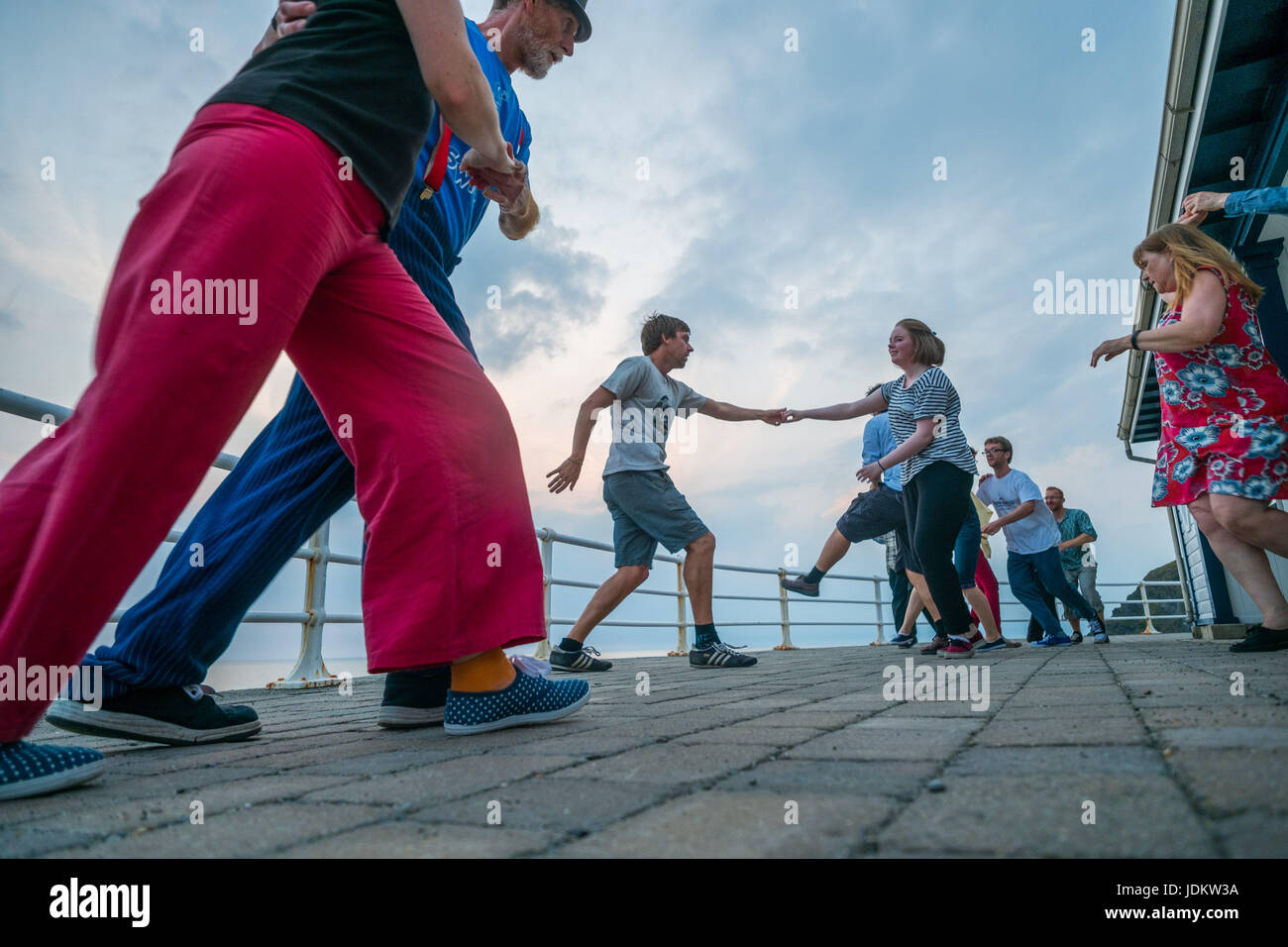 Aberystwyth Wales UK, martedì 20 giugno 2017 UK Meteo: un gruppo di ballerini amatoriali di praticare il loro jive si sposta al tramonto sul lungomare di Aberystwyth dopo un altro giorno soffocante di cielo azzurro e caldo torrido sulla costa occidentale del Galles come il calore di mini-onda continua oltre le isole britanniche. Il Met Office ha avvertito di heavy rain e temporali con la possibilità di localizzare le inondazioni che hanno colpito gran parte del Regno Unito nella prossima 24 Ore come il sistema meteo inizia a rompersi dopo molti giorni di registrare hight temperature ©keith morris / Alamy Live News Foto Stock