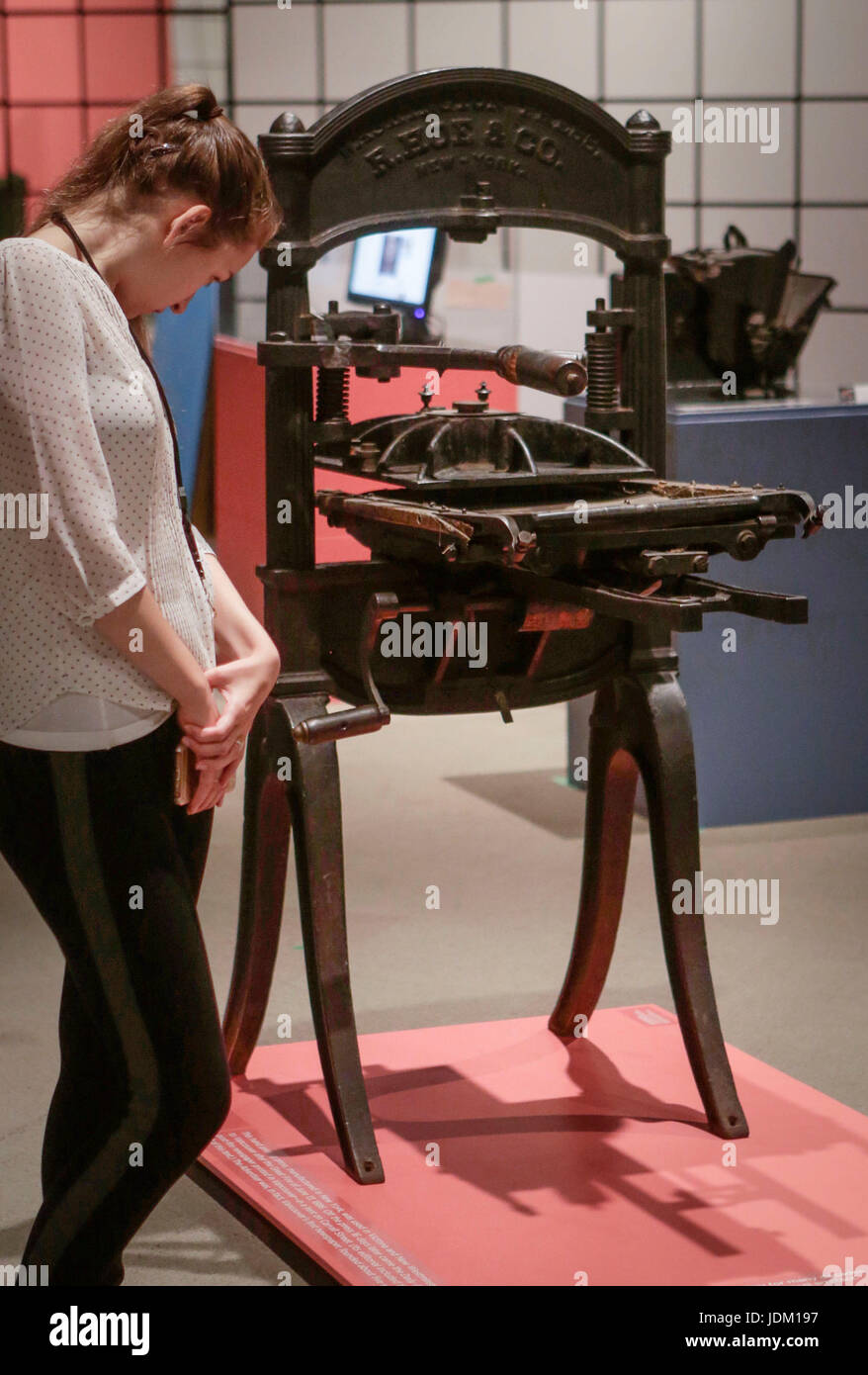 Vancouver, Canada. Xx Giugno, 2017. Una mano premere stampa costruita nel 1870 utilizzato per la pubblicazione di Vancouver il primo giornale è visualizzato in mostra presso il Museo di Vancouver a Vancouver, Canada, 20 giugno 2017. Nel celebrare il Canada il centocinquantesimo anniversario, il Museo di Vancouver ha ospitato una mostra con vari artefatti iconico con fatti e storie legate alla storia della città. Credito: Liang Sen/Xinhua/Alamy Live News Foto Stock