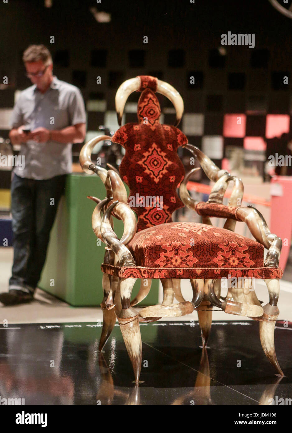 Vancouver, Canada. Xx Giugno, 2017. Un vero corno di bestiame sedia è visualizzato in mostra presso il Museo di Vancouver a Vancouver, Canada, 20 giugno 2017. Nel celebrare il Canada il centocinquantesimo anniversario, il Museo di Vancouver ha ospitato una mostra con vari artefatti iconico con fatti e storie legate alla storia della città. Credito: Liang Sen/Xinhua/Alamy Live News Foto Stock