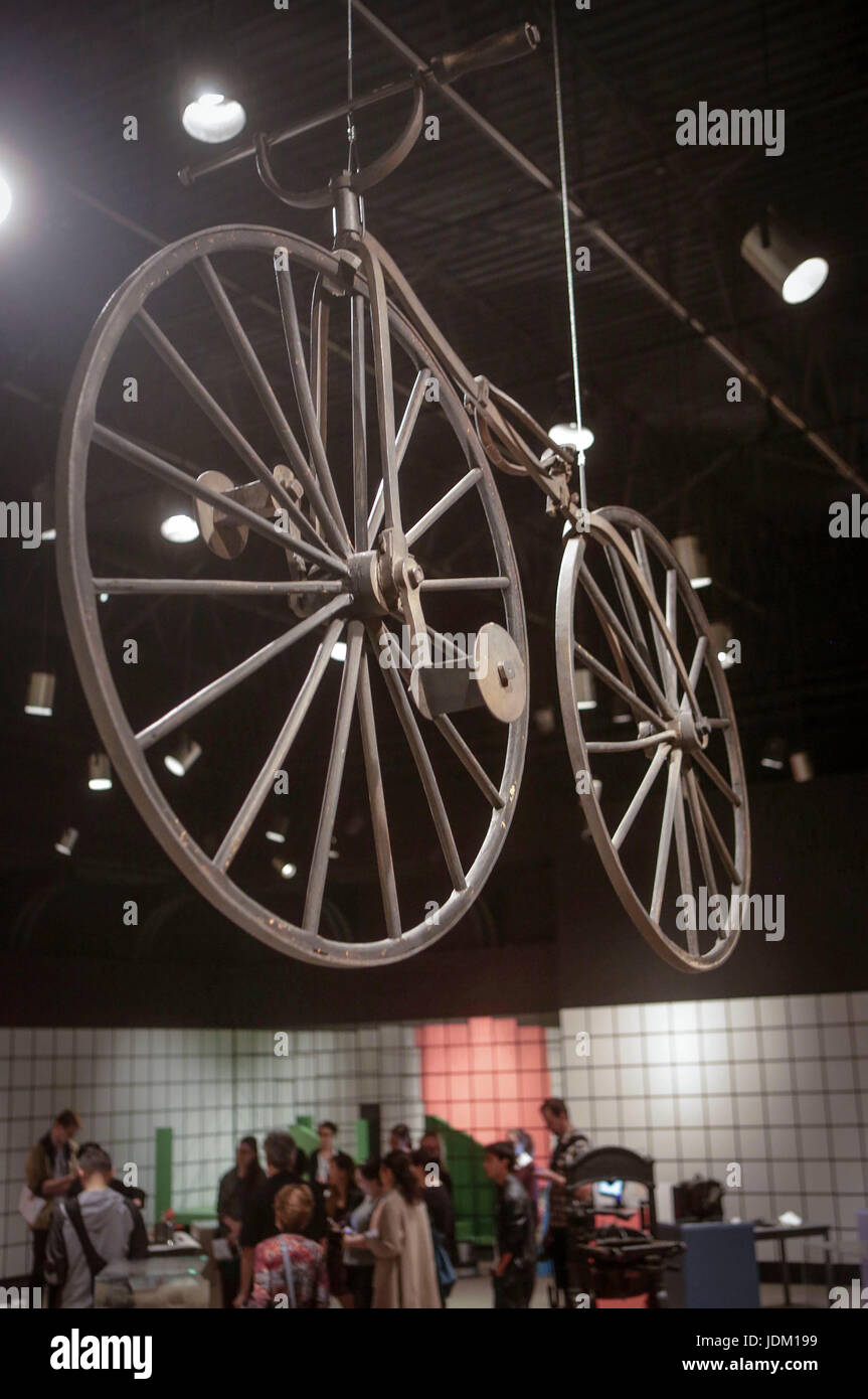 Vancouver, Canada. Xx Giugno, 2017. Vancouver più antichi della bicicletta realizzata nel 1864 è visualizzato in mostra presso il Museo di Vancouver a Vancouver, Canada, 20 giugno 2017. Nel celebrare il Canada il centocinquantesimo anniversario, il Museo di Vancouver ha ospitato una mostra con vari artefatti iconico con fatti e storie legate alla storia della città. Credito: Liang Sen/Xinhua/Alamy Live News Foto Stock