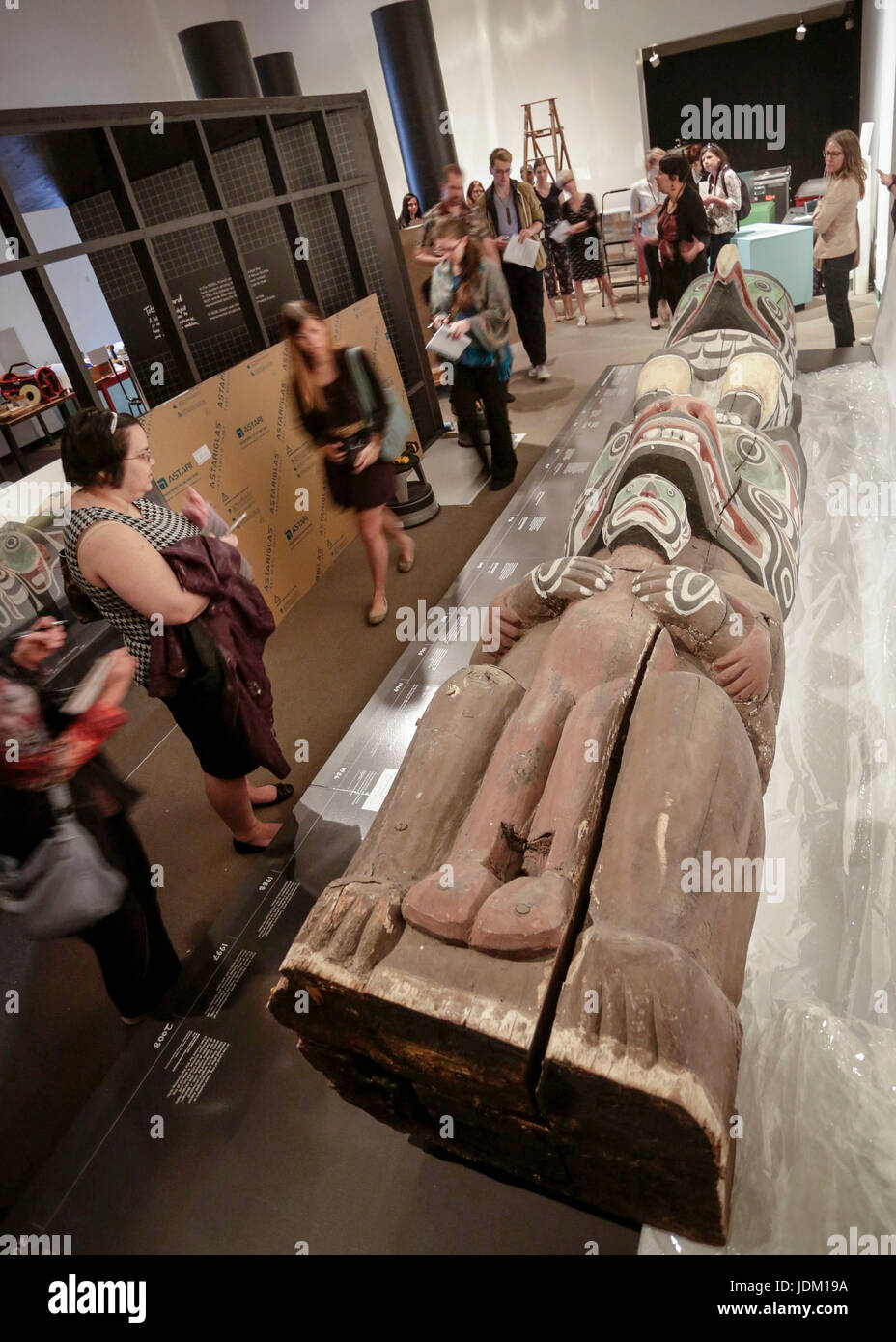 Vancouver, Canada. Xx Giugno, 2017. Il pezzo originale di 'Thunderbird totem pole' creato nel 1900-1910 è visualizzato in mostra presso il Museo di Vancouver a Vancouver, Canada, 20 giugno 2017. Nel celebrare il Canada il centocinquantesimo anniversario, il Museo di Vancouver ha ospitato una mostra con vari artefatti iconico con fatti e storie legate alla storia della città. Credito: Liang Sen/Xinhua/Alamy Live News Foto Stock