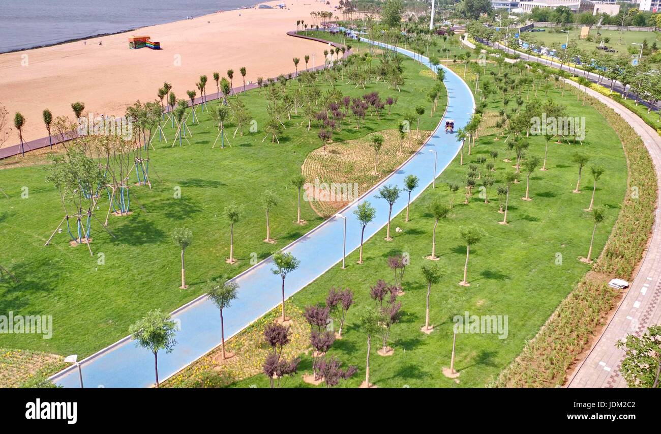 Qinhuangdao, Qinhuangdao, Cina. Il 21 giugno, 2017. Foto aerea di Baia Jinmeng mostra la metà spiaggia e mezza di edifici alti in Qinhuangdao, nel nord della Cina di nella provincia di Hebei, Giugno 21st, 2017. Credito: SIPA Asia/ZUMA filo/Alamy Live News Foto Stock