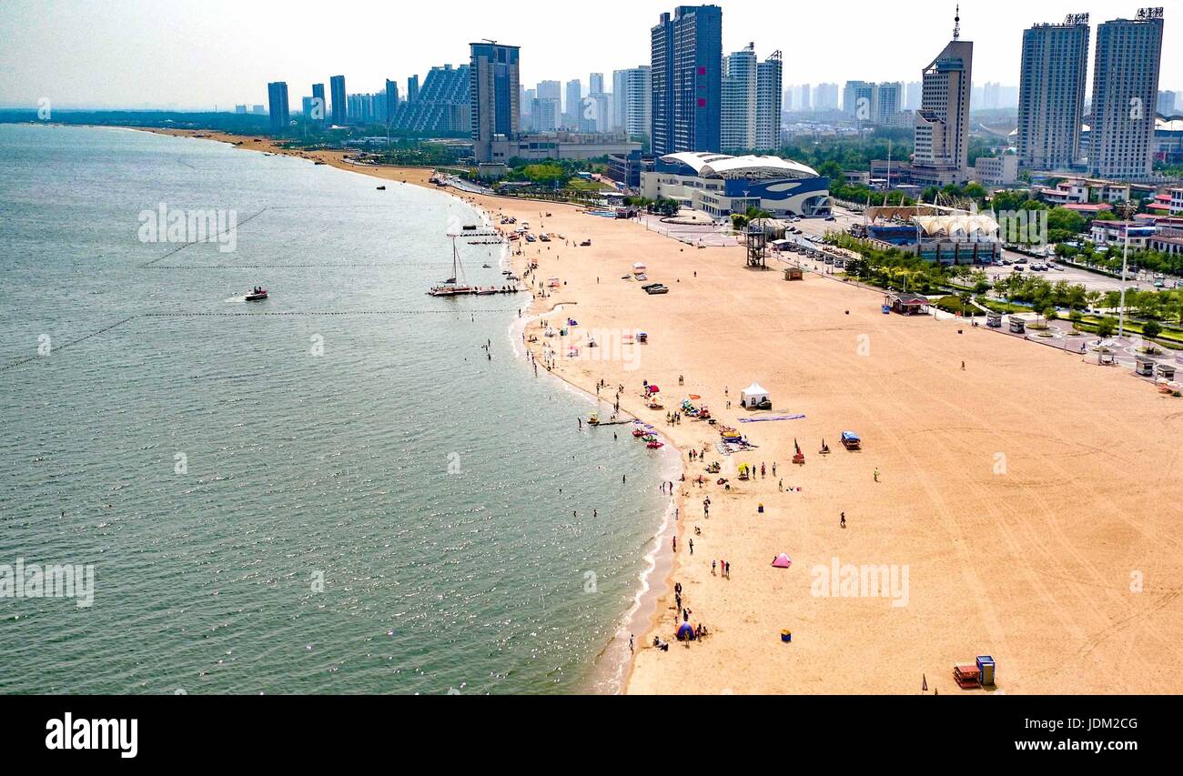 Qinhuangdao, Qinhuangdao, Cina. Il 21 giugno, 2017. Foto aerea di Baia Jinmeng mostra la metà spiaggia e mezza di edifici alti in Qinhuangdao, nel nord della Cina di nella provincia di Hebei, Giugno 21st, 2017. Credito: SIPA Asia/ZUMA filo/Alamy Live News Foto Stock