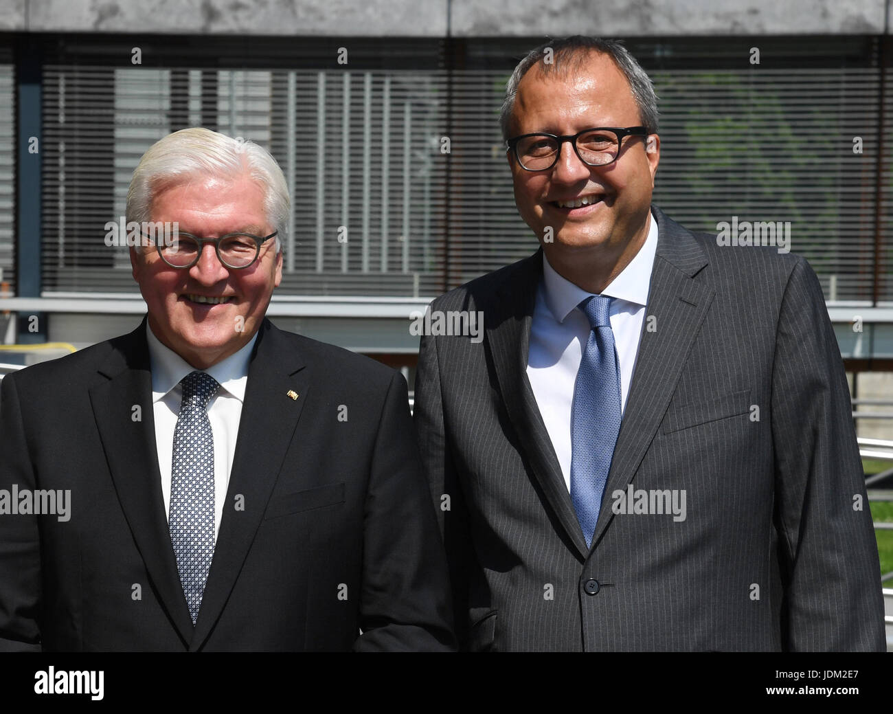 Karlsruhe, Germania. Il 21 giugno, 2017. Andreas Vosskuhle (R), il presidente della Corte costituzionale federale tedesca sta insieme con il Presidente tedesco Frank-Walter Steinmeier davanti alla Corte costituzionale tedesca di Karlsruhe in Germania, 21 giugno 2017. La visita inaugurale di Steinmeier presso la Corte è la ragione di questo incontro. Foto: Uli Deck/piscina dpa/dpa/Alamy Live News Foto Stock