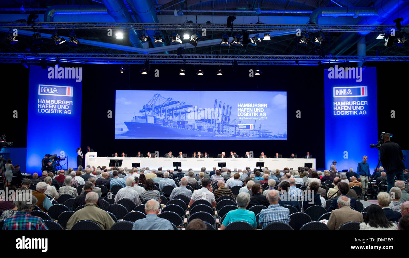 Amburgo, Germania. Il 21 giugno, 2017. Gli azionisti di attendere per l'inizio dell'assemblea generale di Hamburger Hafen und Logistik AG (HHLA) (lit. Dal porto di Amburgo e logistica società) ad Amburgo, Germania, 21 giugno 2017. L'ex Tedesco ferroviaria boss Grube diventa il nuovo presidente del consiglio di vigilanza della logistica aziendale. Foto: Axel Heimken/dpa/Alamy Live News Foto Stock