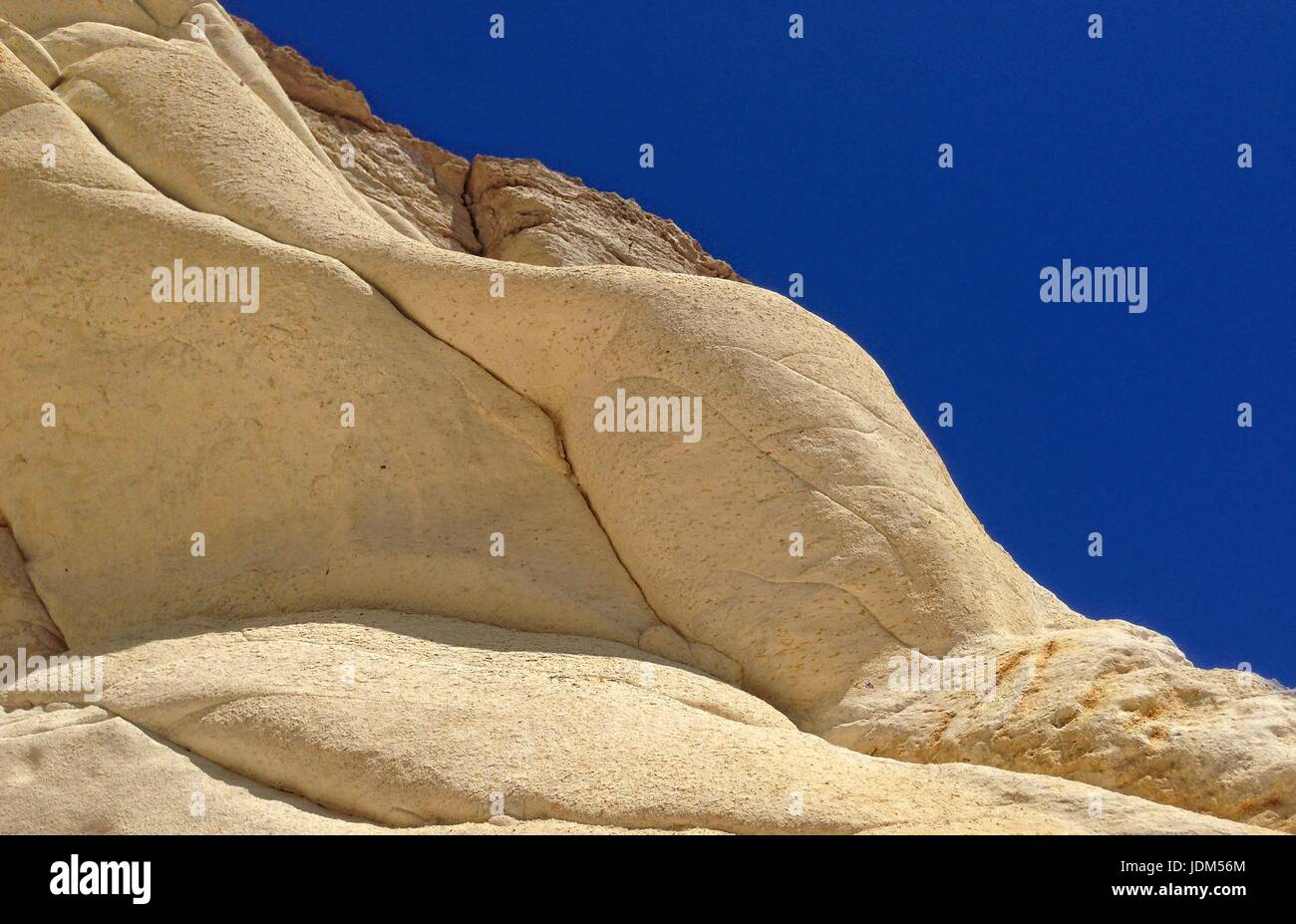 Frammento di roccia inMarsalforn, destinazione popolare a Gozo, Malta. Tipica pietra calcarea maltese , un frammento di roccia. La natura. Scogliera naturale formazione Foto Stock