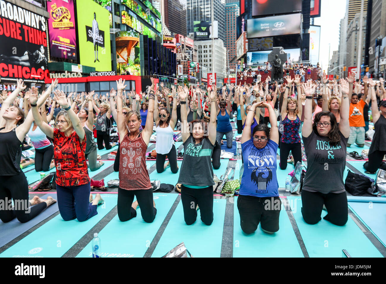 New York, Stati Uniti. Il 21 giugno, 2017. Le persone partecipano in un gruppo classe di yoga in Times Square, 21 giugno 2017, nella città di New York. Organizzato da Times Square Alliance, otto lezioni di yoga sono state tenute a Times Square il lunedì per celebrare il solstizio d'estate. Credito: Brasile Photo Press/Alamy Live News Foto Stock