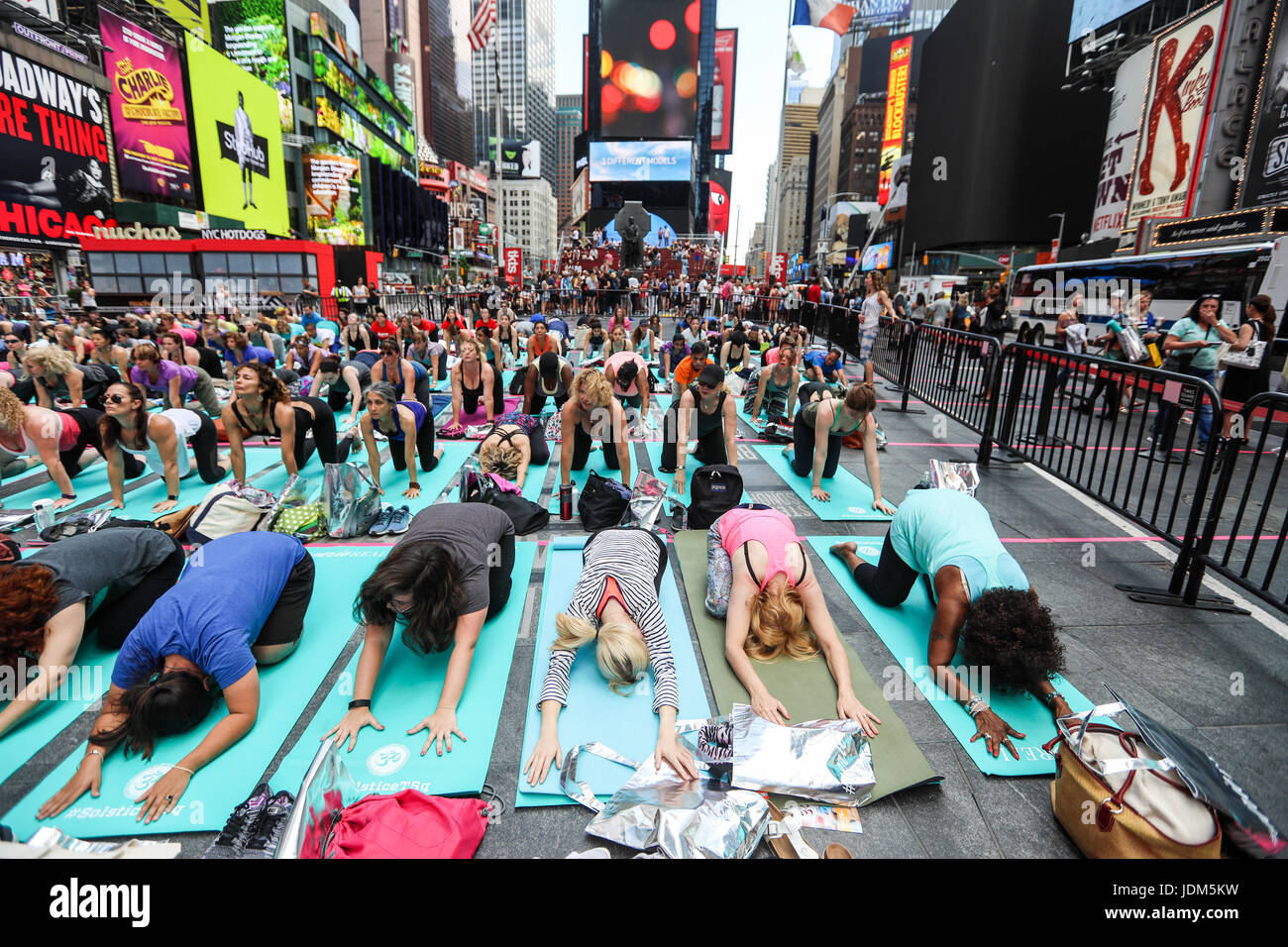 New York, Stati Uniti. Il 21 giugno, 2017. Le persone partecipano in un gruppo classe di yoga in Times Square, 21 giugno 2017, nella città di New York. Organizzato da Times Square Alliance, otto lezioni di yoga sono state tenute a Times Square il lunedì per celebrare il solstizio d'estate. Credito: Brasile Photo Press/Alamy Live News Foto Stock