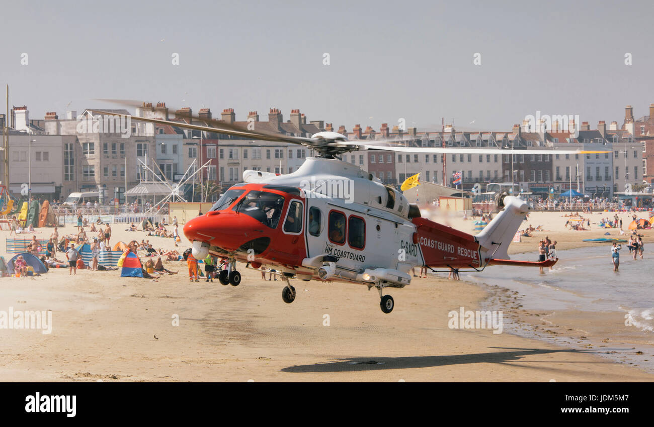Weymouth, Dorest, UK. Xxi Jun, 2017. Una guardia costiera elicottero atterra sulla spiaggia di Weymouth dopo la persona crolla, DORSET REGNO UNITO, Immagine: Justin Glynn/Alamy Live News Foto Stock