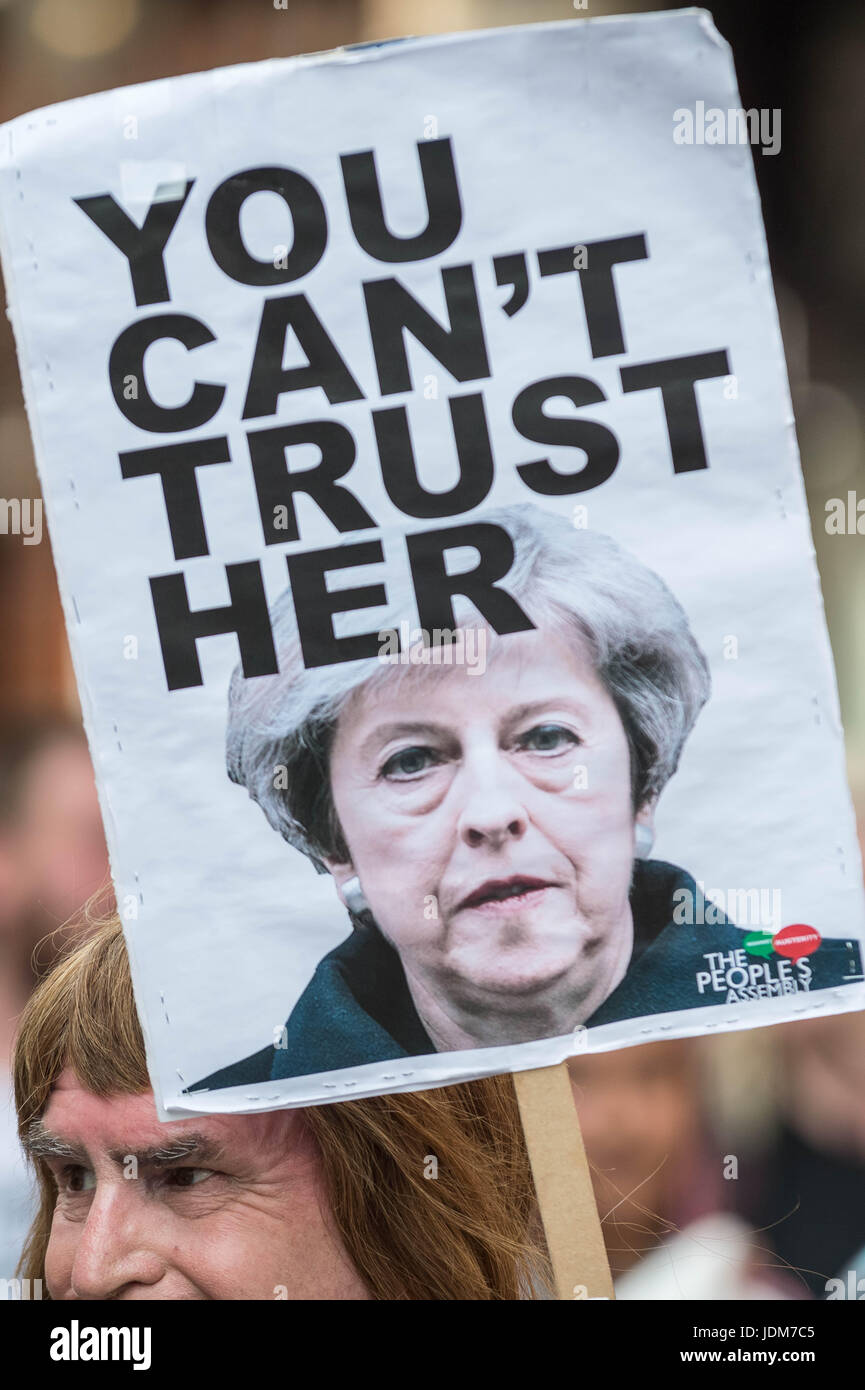 Londra, Regno Unito. Il 21 giugno, 2017. "Giorno di Rage" marzo e di protesta in Westminster regina dopo la parola. Molte sono state chiedendo giustizia per le vittime della torre Grenfell disastro incendio mentre altri hanno espresso sostegno per Jeremy Corbyn e il partito laburista. © Guy Corbishley/Alamy Live News Foto Stock