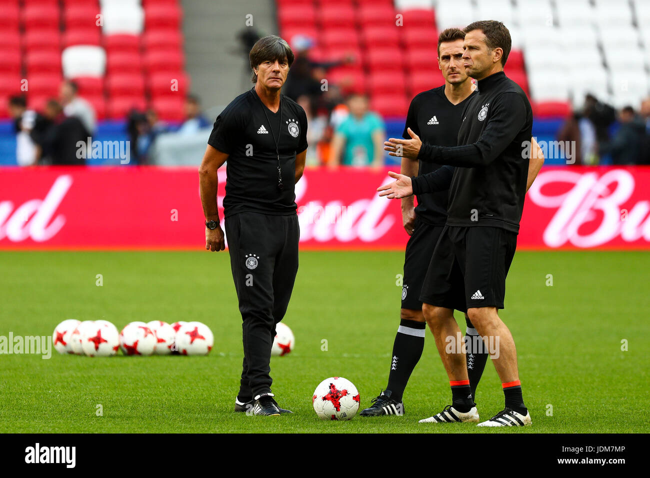 Kazan, Russia. Il 21 giugno, 2017. Allenatore tedesco Joachim bassa (da sinistra a destra), Miroslav KLOSE dal tedesco Football Association trainer e del team manager Oliver Bierhoff durante la fase finale della formazione in Kazan Arena Stadium di Kazan, Russia, 21 giugno 2017. Foto: Christian Charisius/dpa/Alamy Live News Foto Stock