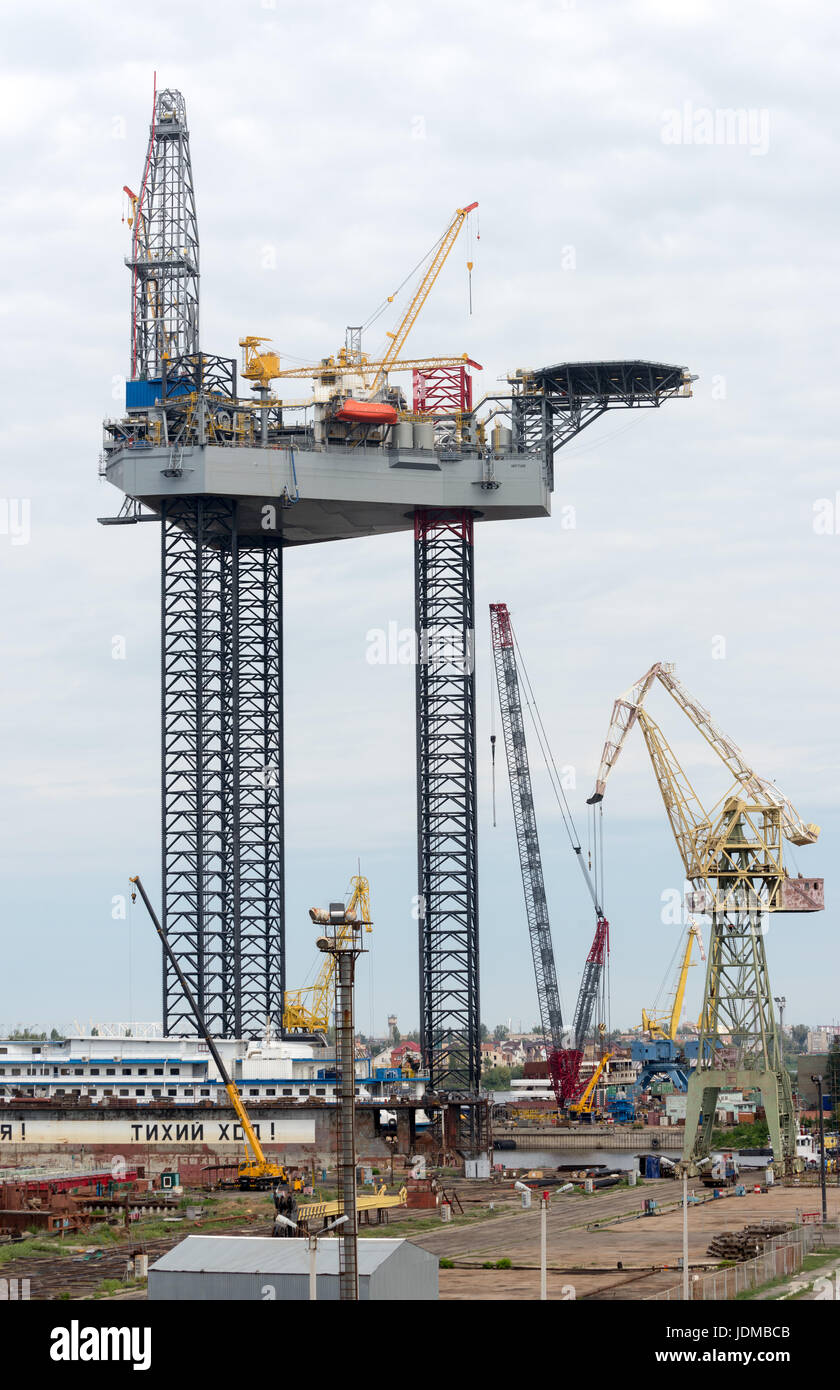 Costruzione di una piattaforma petrolifera "Neptun' al cantiere per il Mar  Caspio mining in Astrakhan, Russia Foto stock - Alamy